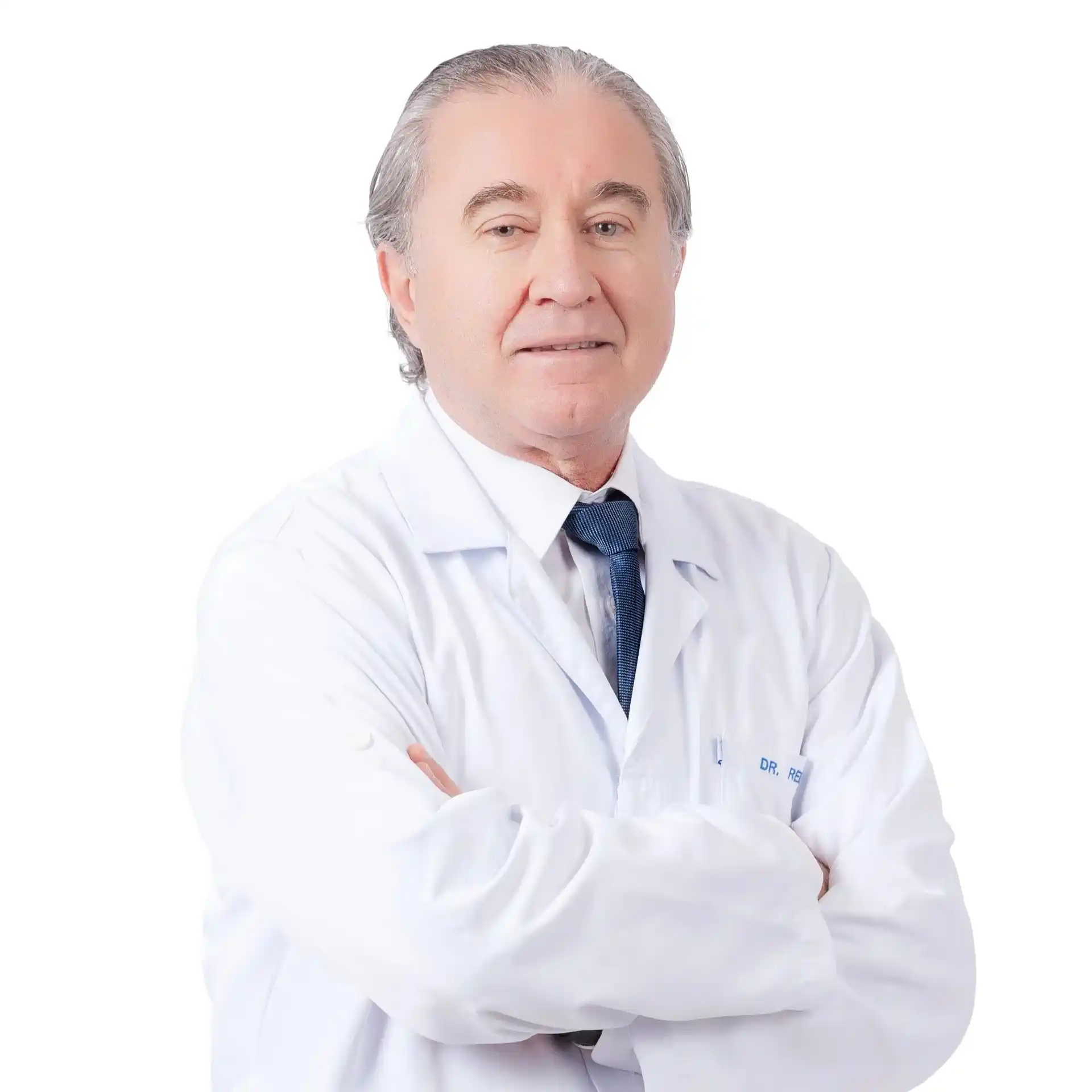 Dr. Jorge Ramírez en su consultorio, fotografía profesional